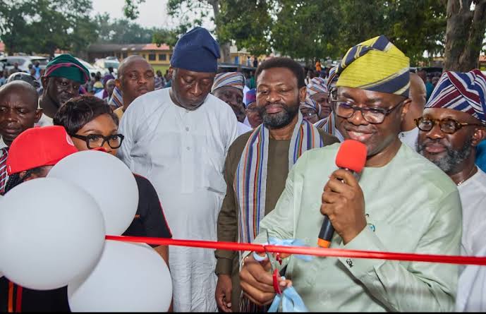 Gov Makinde Inaugurates Chemistry, Physics Labs