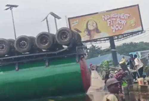 Tanker carrying 33,000 litres of groundnut oil overturns on Lagos-Ibadan
